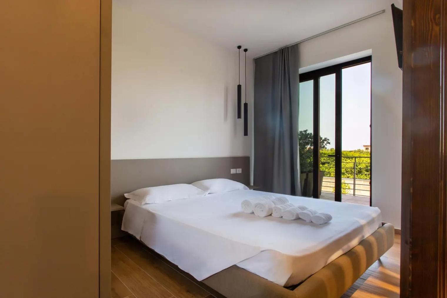 Aparthotel La Brisa Capo dʼOrlando Esterno foto